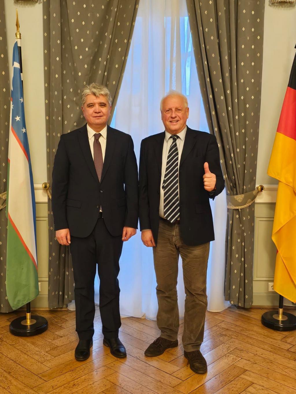 Antrittsbesuch bei Botschafter Dilshod Akhatov